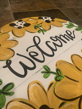 Load image into Gallery viewer, Daisy Summer Door Hanger - Daisy door Decor - hand painted personalized door hanger - DoorBadges
